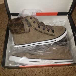 Brown guess high top shoes